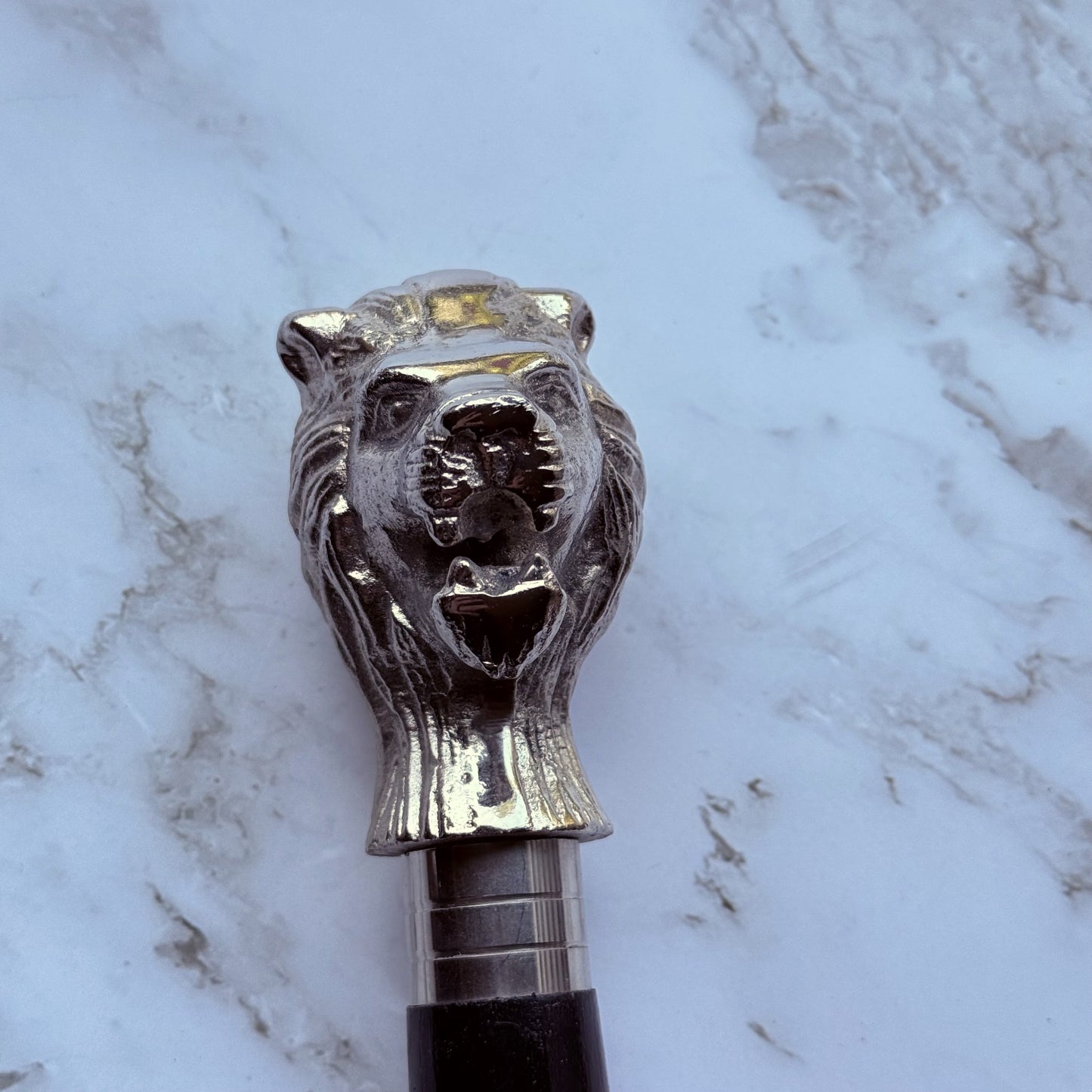 Cane handle with lion head design