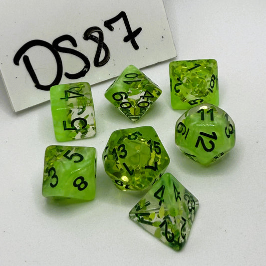 Set of green dice with black numbers on a white background, labeled 'DS87'.